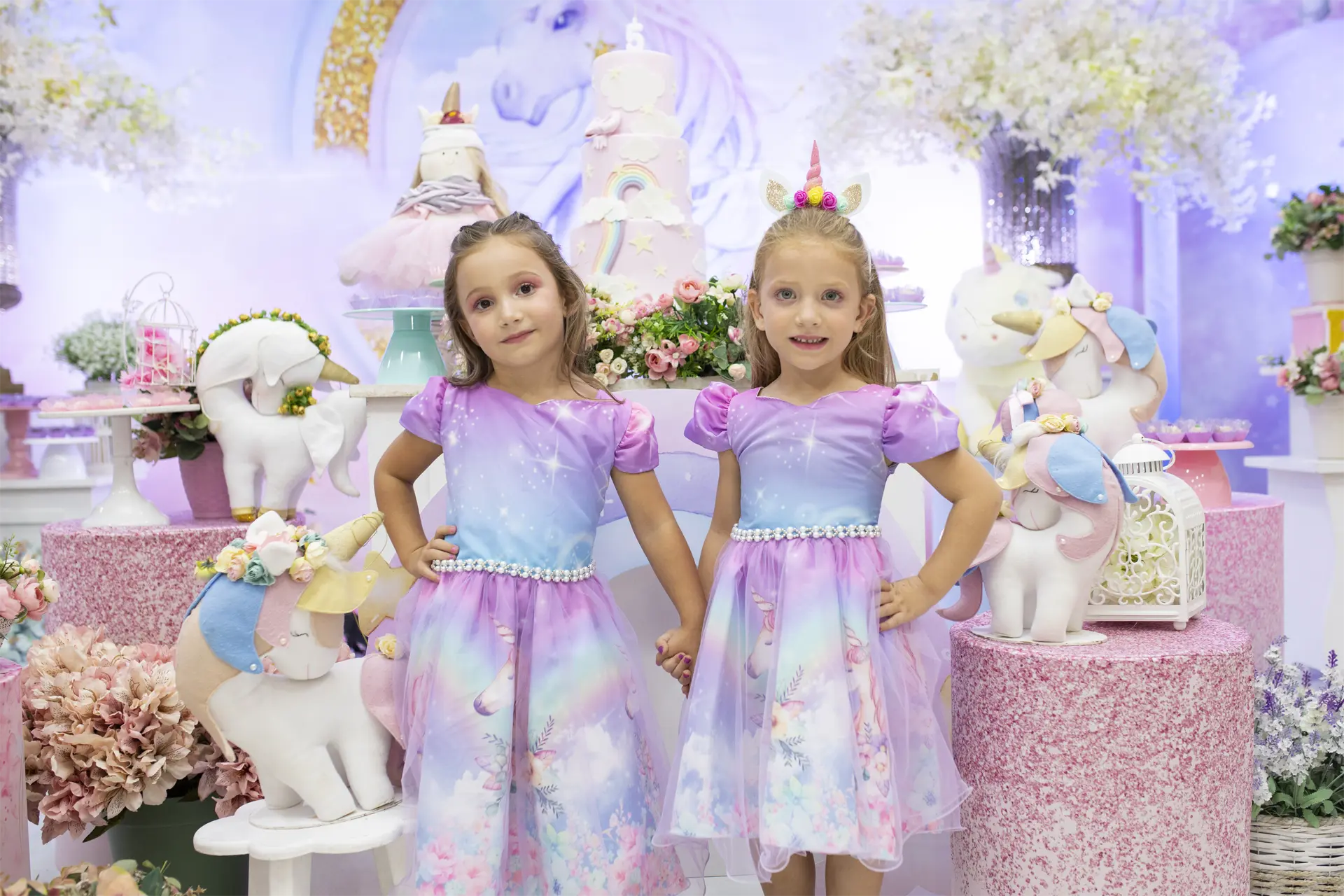 Crianças fantasiadas de princesa em festa com tema de unicórnio