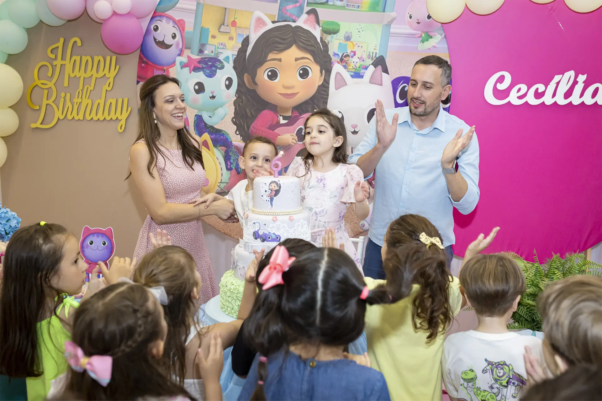Família comemorando aniversário infantil cercada de amigos